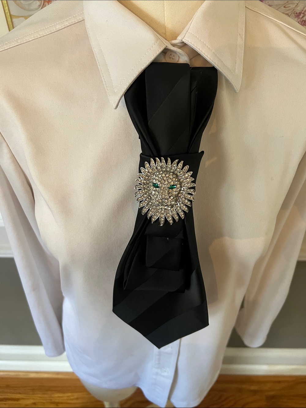 Elegant Black Satin Fashion Tie Necklace with Jeweled Lion Brooch